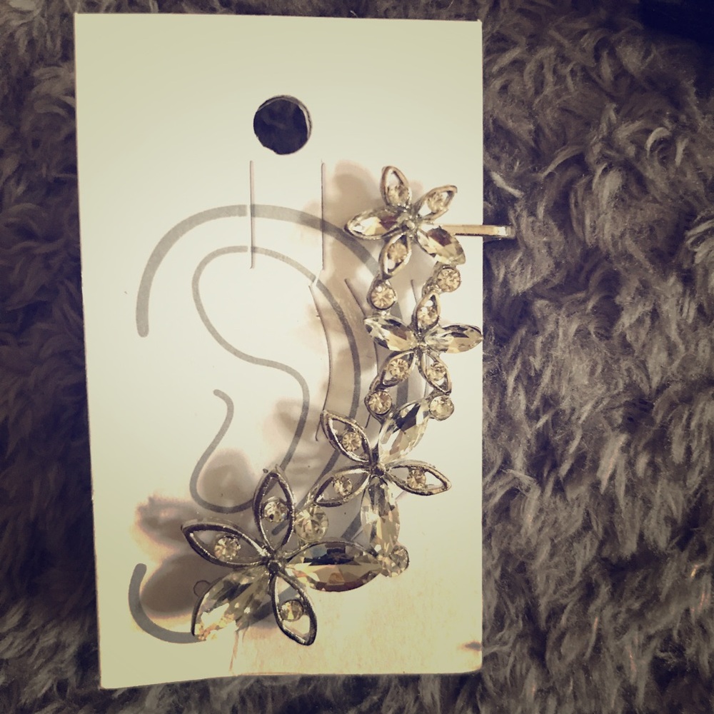 Flower ear cuff