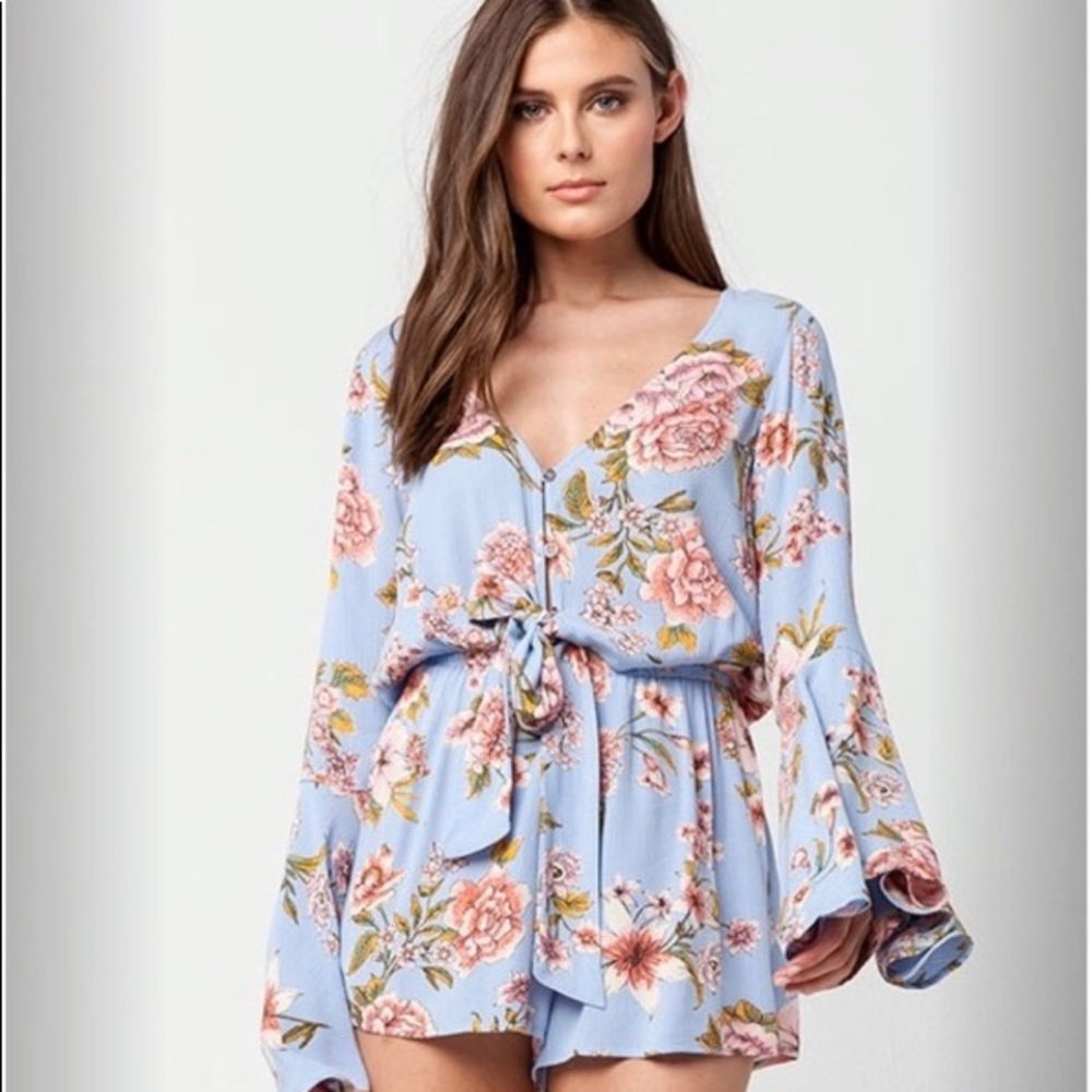 ✨ISO✨ Floral billabong romper