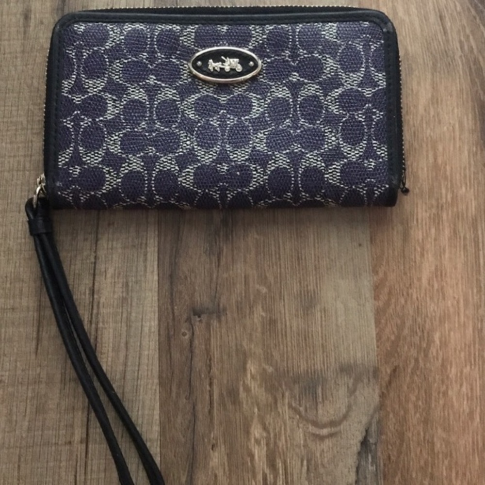 🆕 COACH WRiSTLET