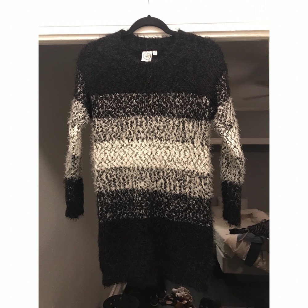 Trendy Black/White Textured Sweater