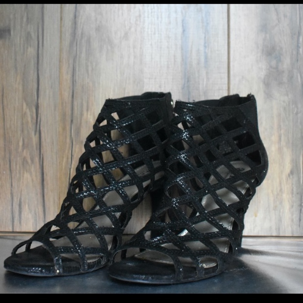 BLACK HEELS