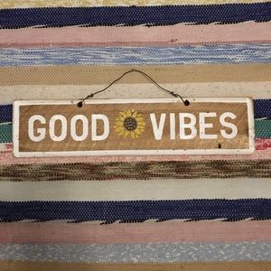 GOOD VIBES sign!