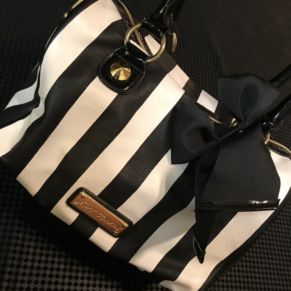 Stripped Betsey Johnson W/bow purse🖤