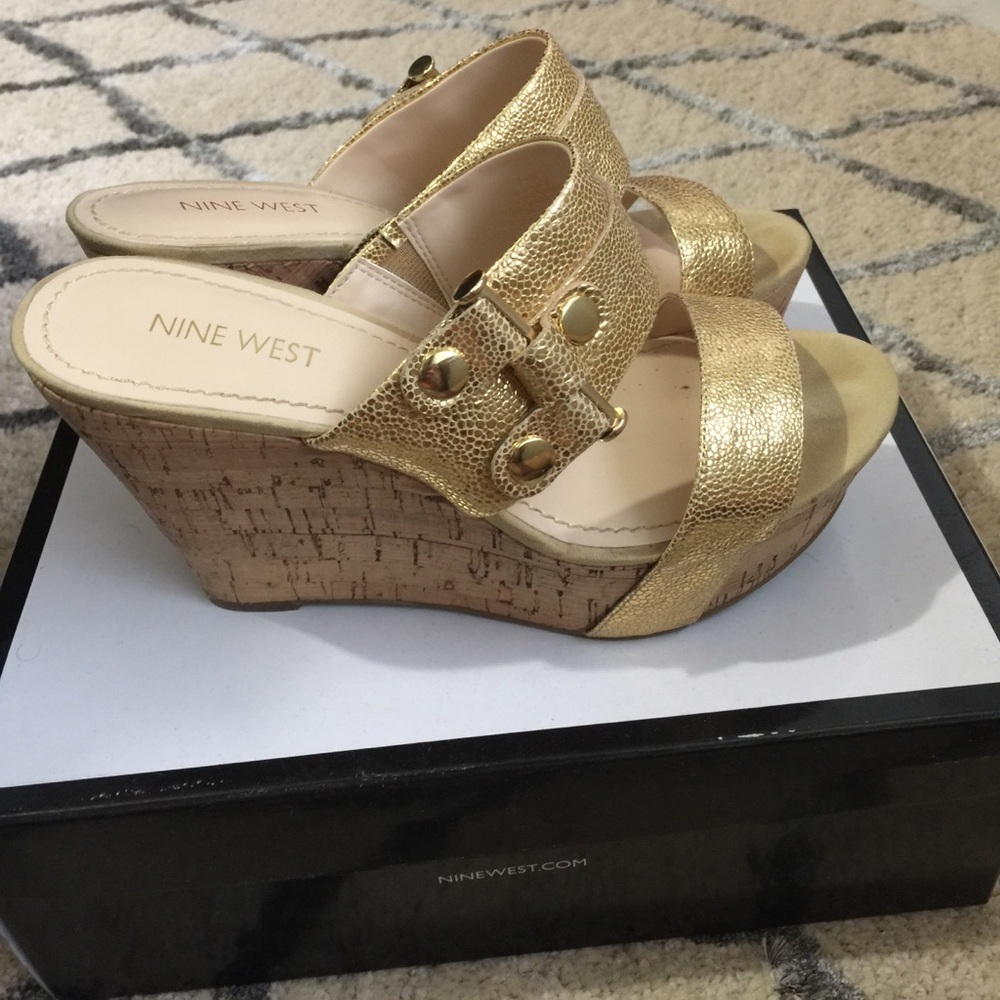 Golden plataform wedge by Nine West