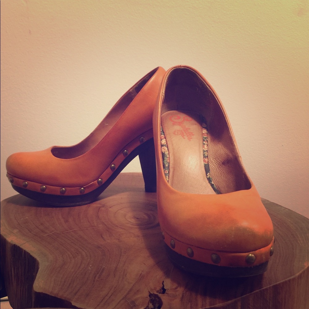 Seychelles tan 4 inch platform heels.