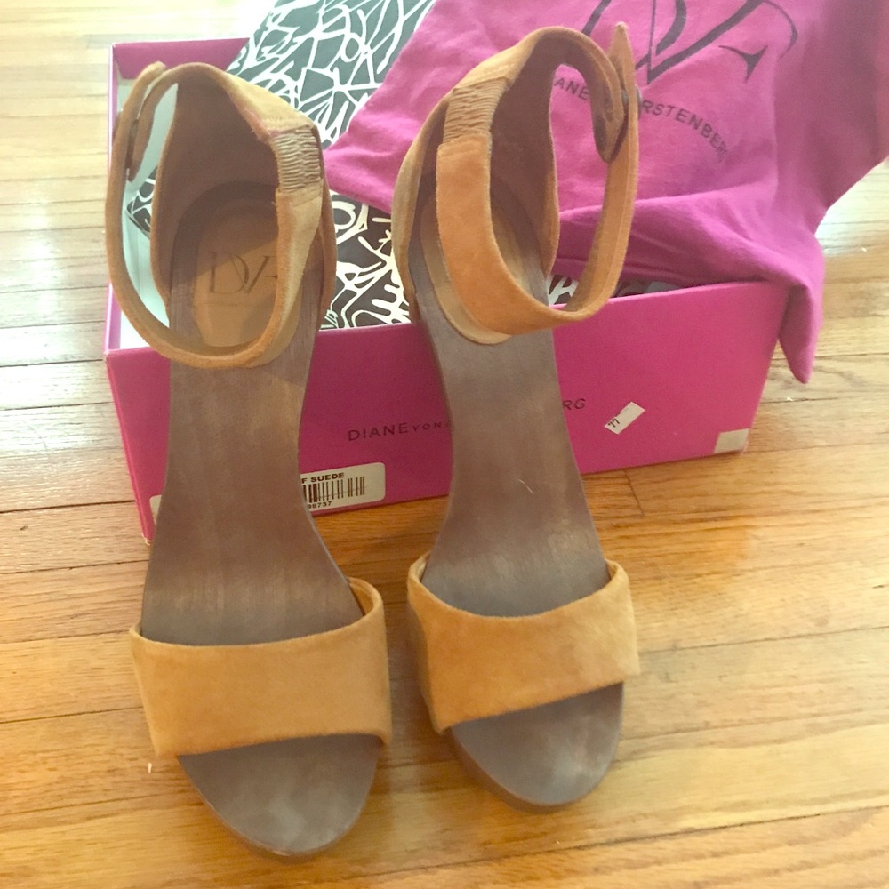 Diane von Furstenberg New in Box sz 9