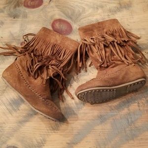 Little girls tan moccasin boots - pre-loved