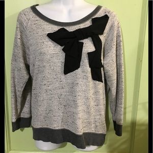 GAP - Gray Sweater/Sweatshirt w/ Black Bow GAP - Gray Sweater/Sweatshirt w/ Black Bow
