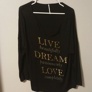 Black v-neck graphic 3/4 sleeve Black v-neck graphic 3/4 sleeve