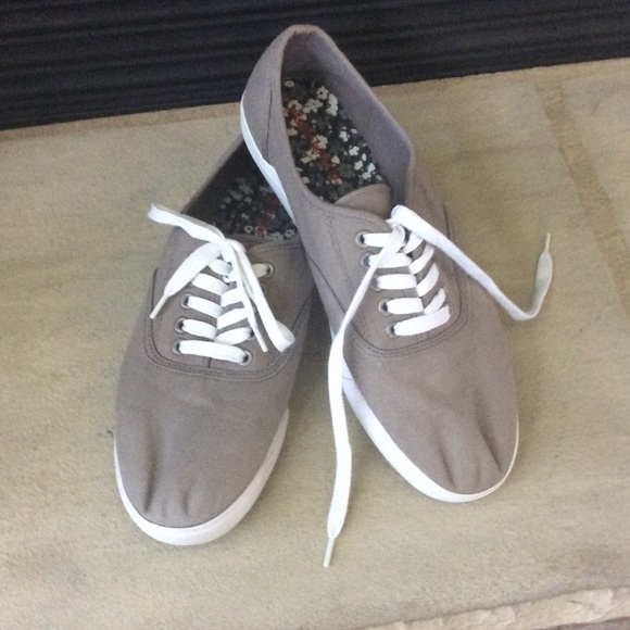 Mossimo Supply Co. Shoes - Mossimo tennis shoes. Ladies size 9❤️