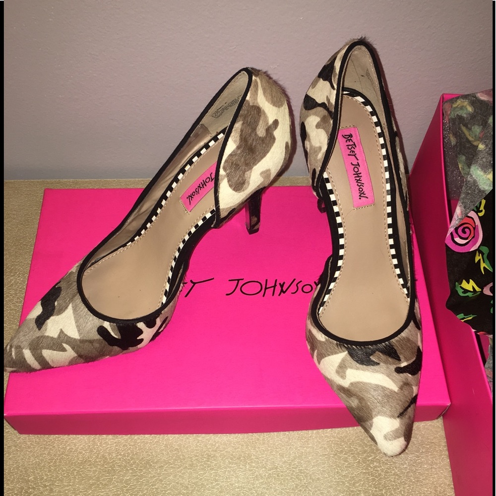 🔥🌸 New Betsey Johnson Suede Camo heels SZ 6.5