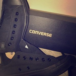 All black converse men's 8 // women's 10