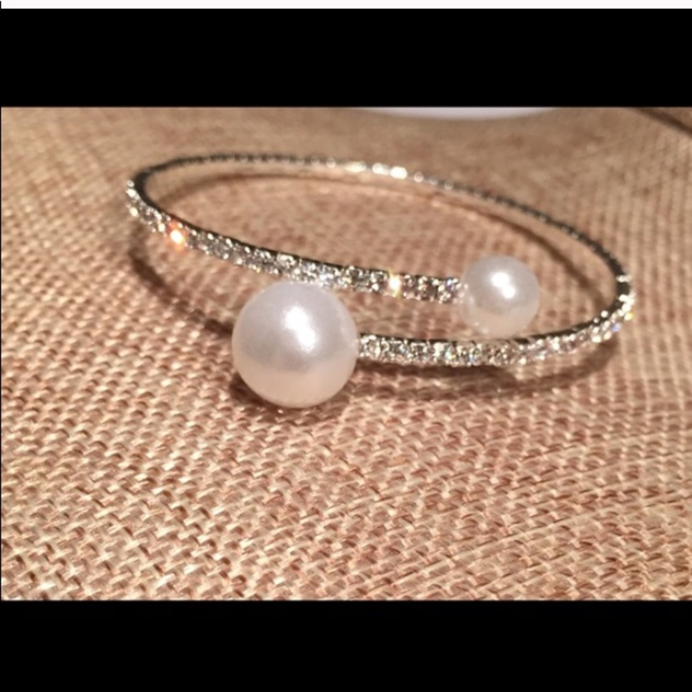 NEW!! Silver/Crystal/Pearl Bracelet ONLY 8 left!