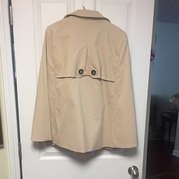 NWT Beautiful Double Breasted Cape. Light Beige. - Picture 5 of 8