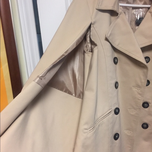 NWT Beautiful Double Breasted Cape. Light Beige. - Picture 7 of 8