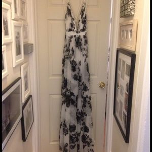 Last chance! Beautiful maxi! Wedding guest chic!
