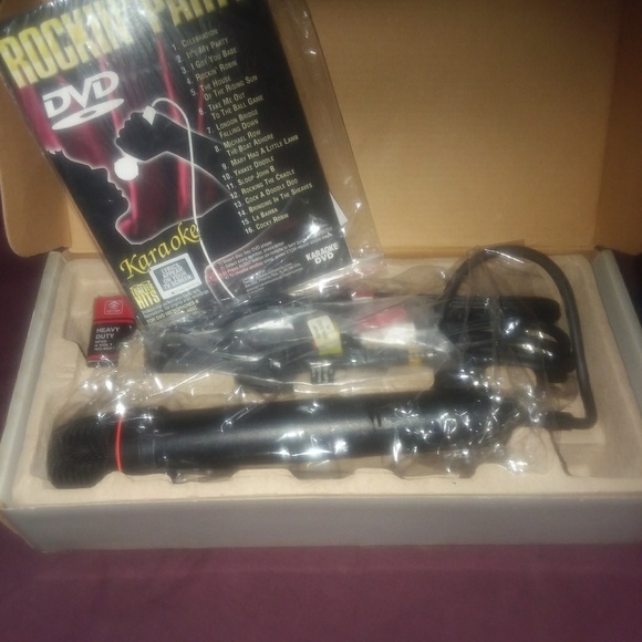 Family Entertainment Handheld Karoke Emerson - Picture 2 of 7