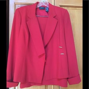 Suit with straight skirt