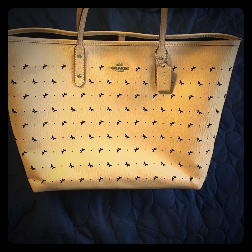 Pretty butterfly cut out coach tote😍🦋
