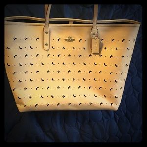 Pretty butterfly cut out coach tote😍🦋