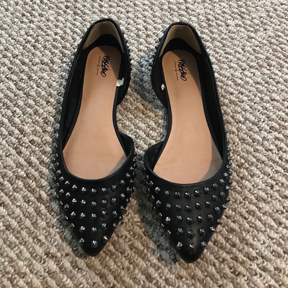 Spiked design flats