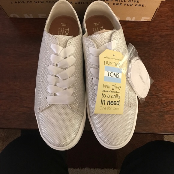 ✨Shimmery✨ Tom's Sneakers - Picture 2 of 4