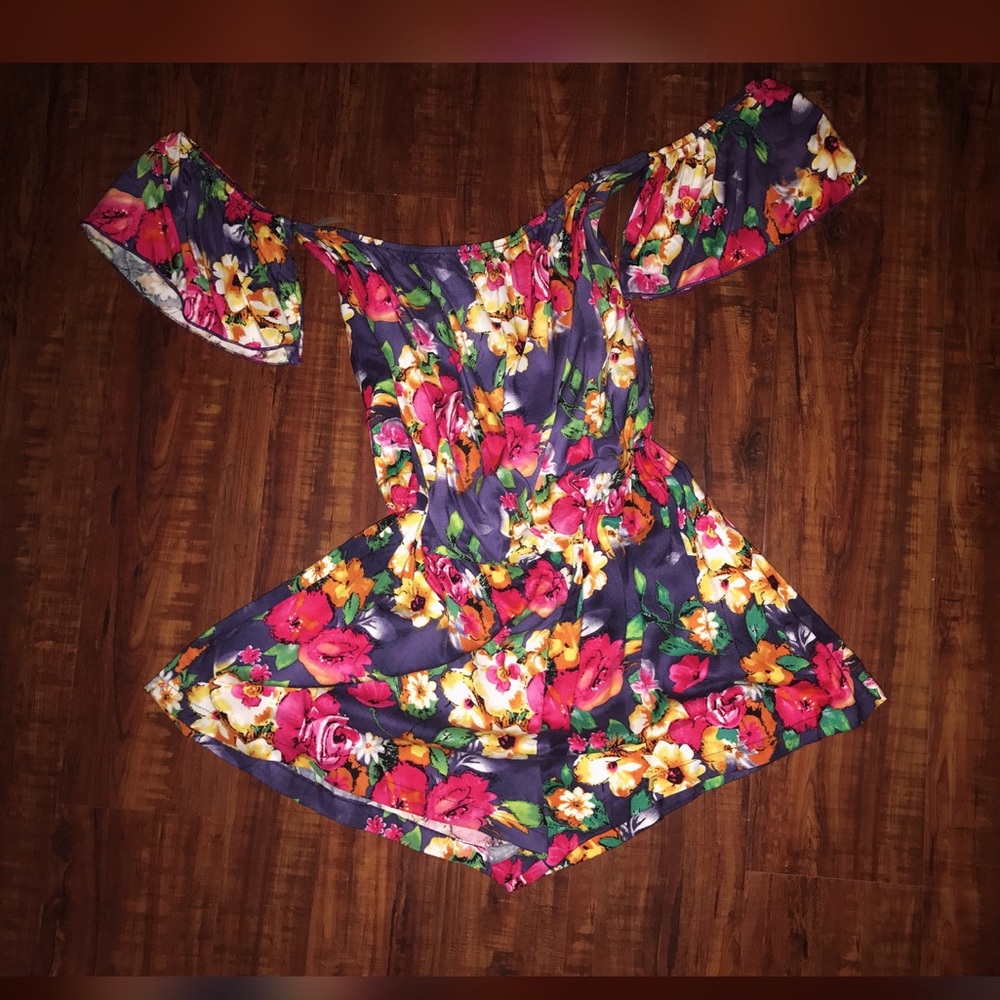 Cute floral romper 😍