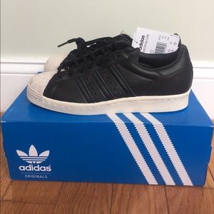 Black Adidas Superstar w Cork