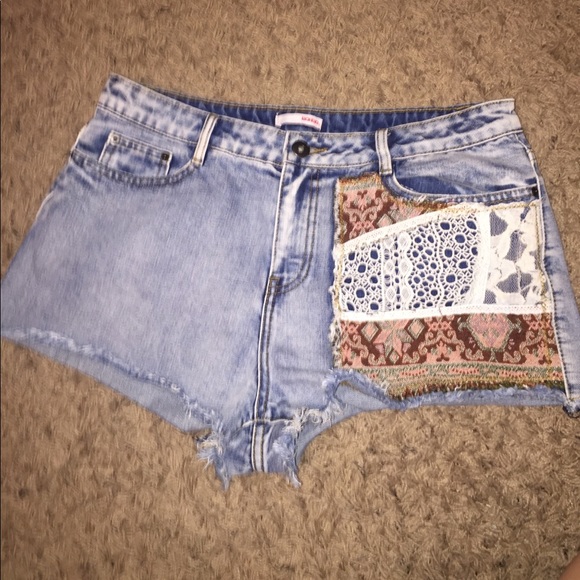 Embroidered jean shorts!💕 - Picture 1 of 4