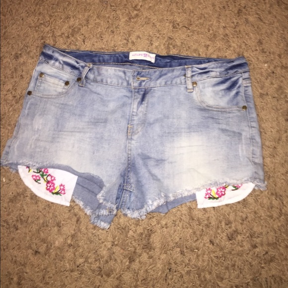 Shorts with floral embroidery on pockets💕 - Picture 1 of 4