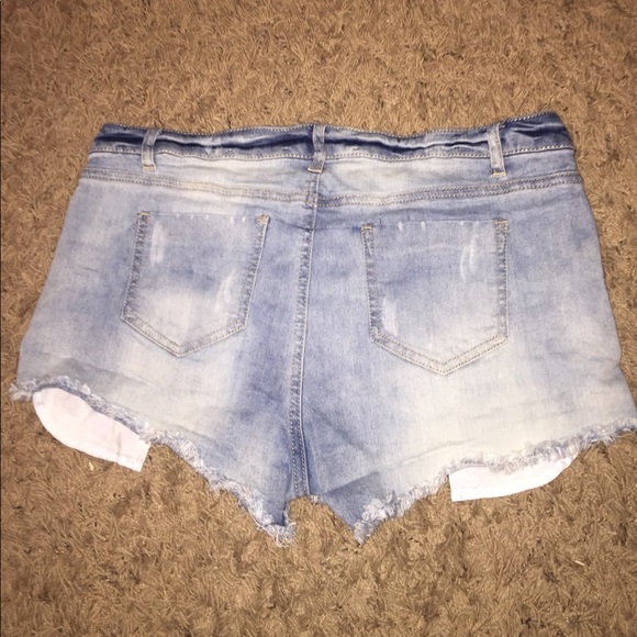 Shorts with floral embroidery on pockets💕 - Picture 3 of 4