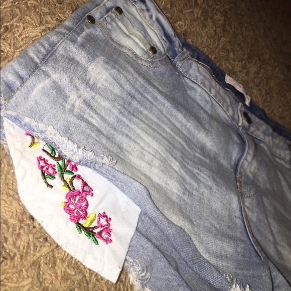 Shorts with floral embroidery on pockets💕 - Picture 4 of 4