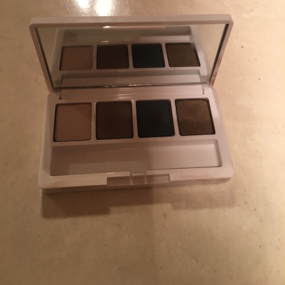 I'm selling my Clinique all about shadow quad. - Picture 1 of 3