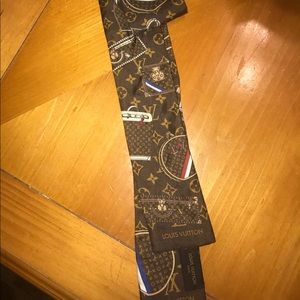 Louis Vuitton trunk bandeau