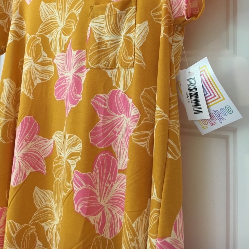 NWT Lularoe Carly - hibiscus flowers 🌺 SOLD