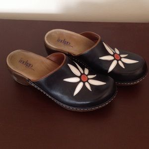Adorable clarks black flower clogs size 8