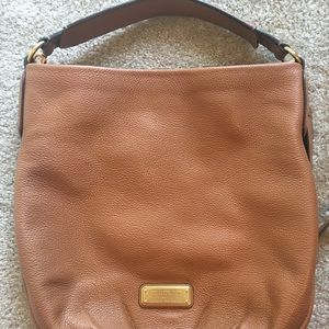 MARC BY MARC JACOBS HILLIER HOBO MAPLE TAN MARC BY MARC JACOBS HILLIER HOBO MAPLE TAN