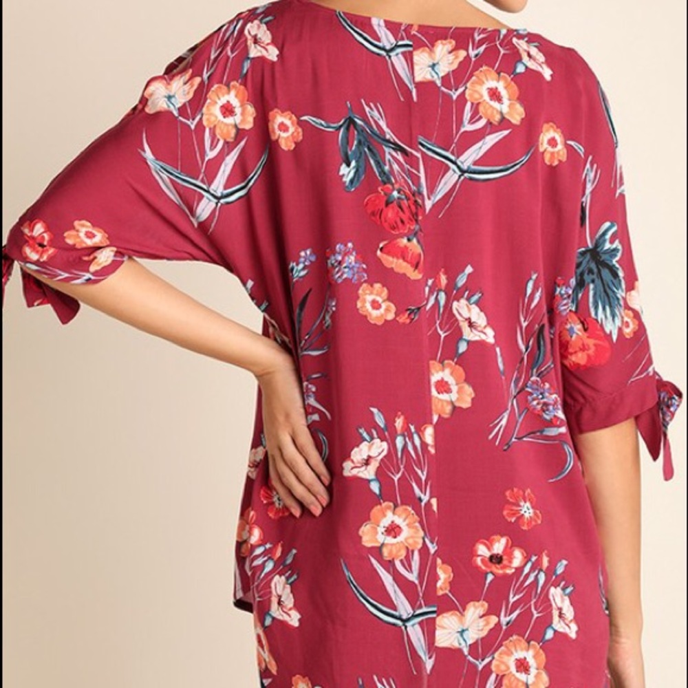🆕 Burgundy floral print top w cut out sleeves - Picture 2 of 3