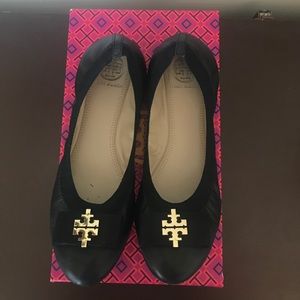 Adorable Tory Burch flats with bow size 8