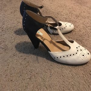 Kimchi blue tee strap never been worn heel!