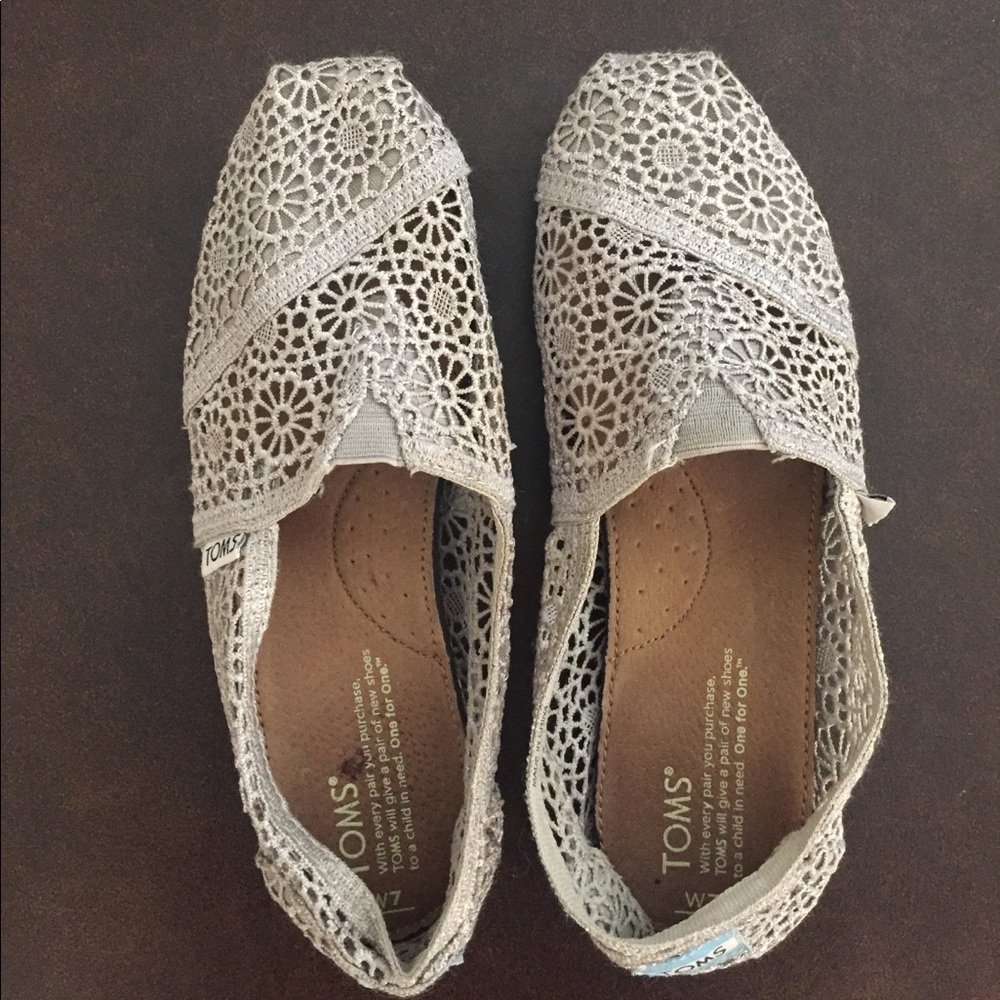 Silver gray crochet TOMS Size W 7