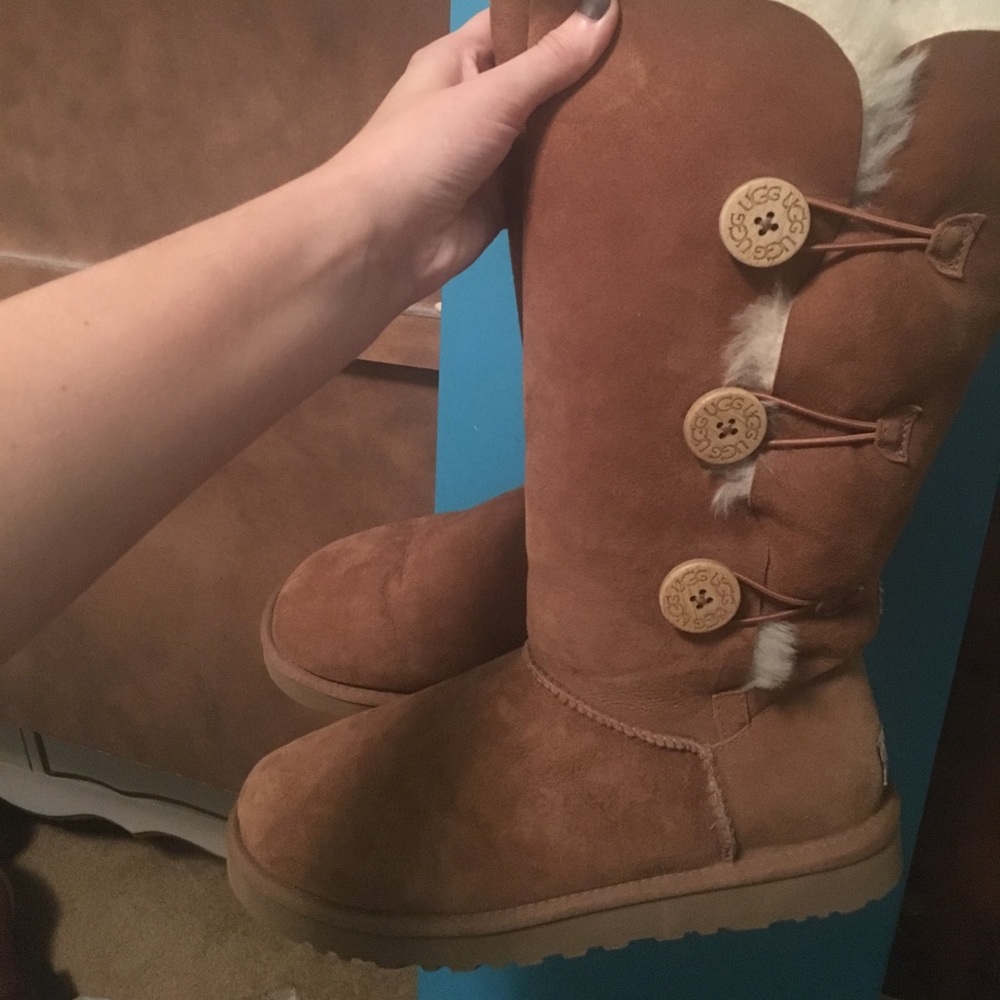 Authentic 3 Button Bailey Uggs