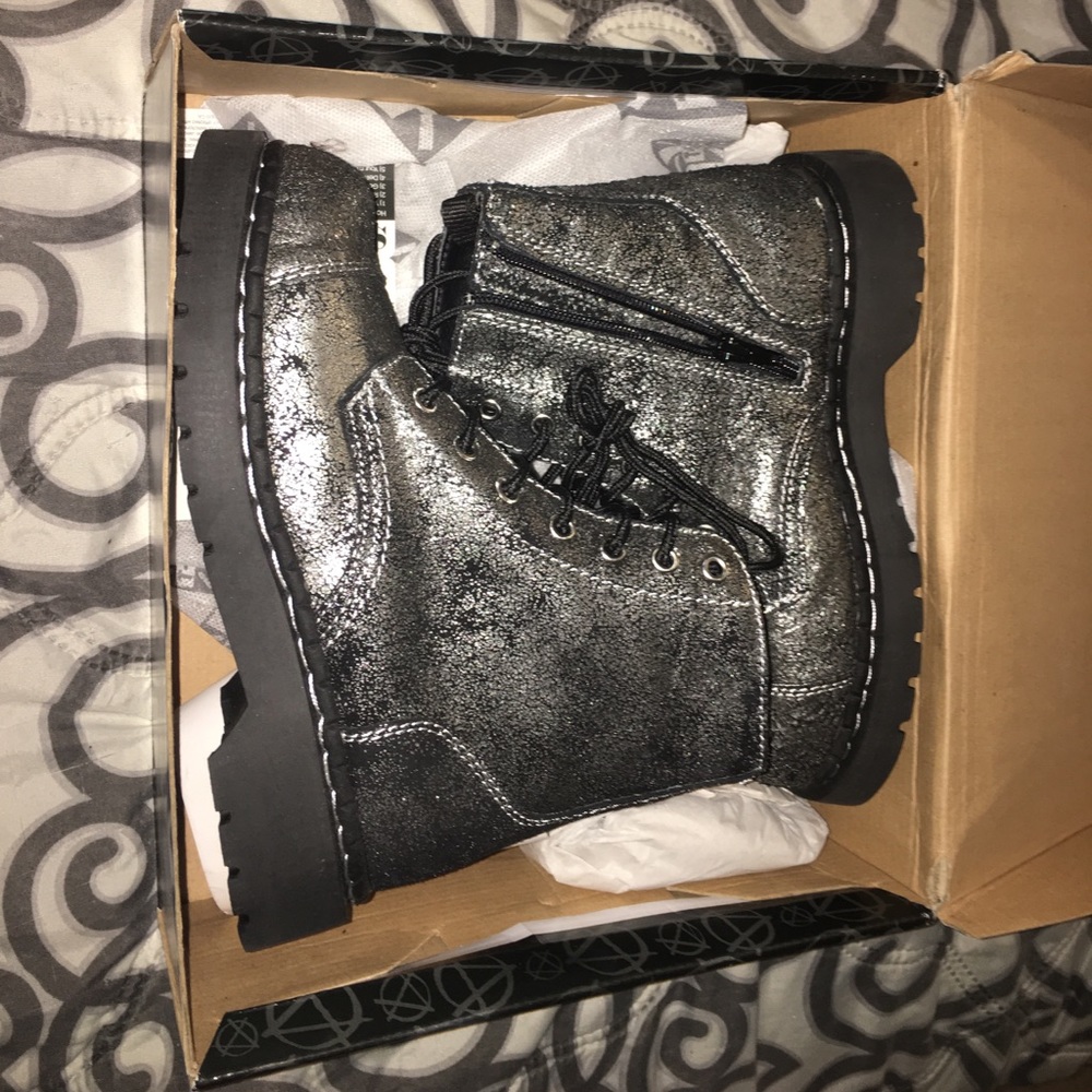 T.U.K anarchic silver/black crackle combat boot