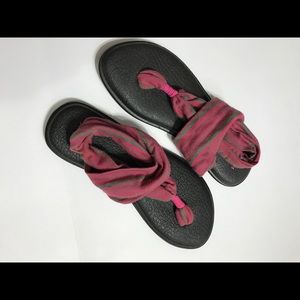 Sanuk sandals size 8