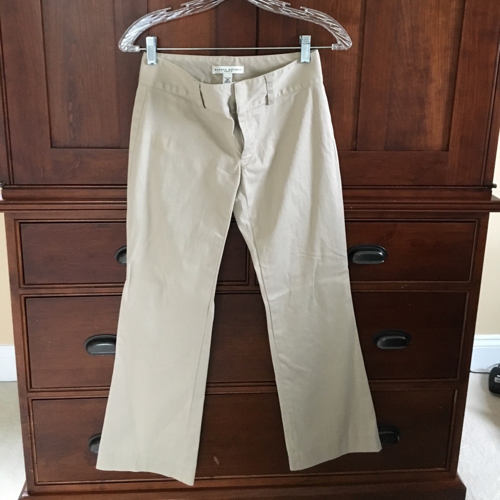 Banana Republic Martin fit trouser. Size 0P khaki