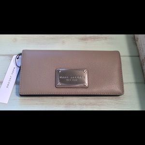 NWT Marc Jacobs Classic Open Face Bifold Wallet NWT Marc Jacobs Classic Open Face Bifold Wallet