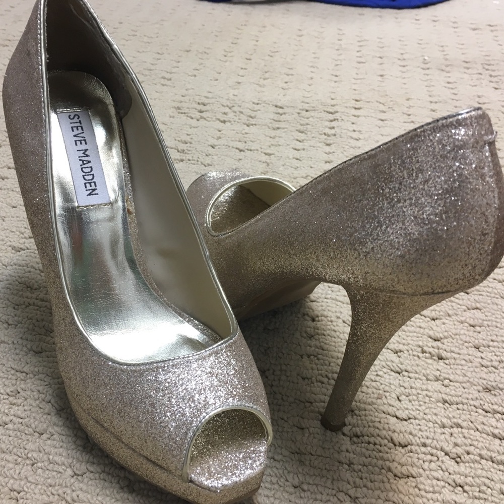 Gold Steve Madden pumps. Size 7.5