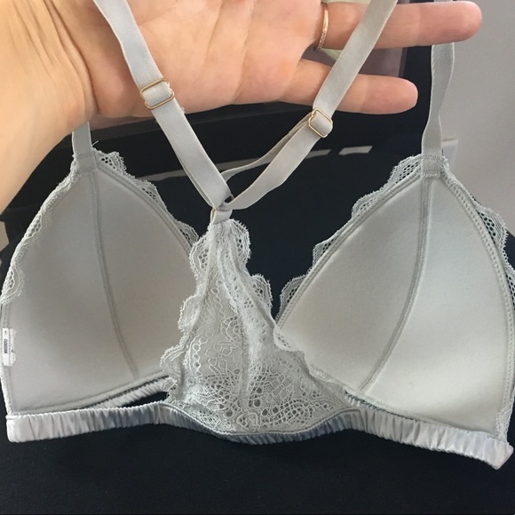Beautiful Light Bra🌺Bundleable! - Picture 2 of 3