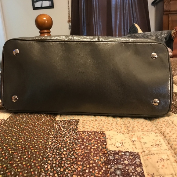 Fall Of 2010 Coach "Gun Metal" Patent Kisslock - Picture 3 of 6