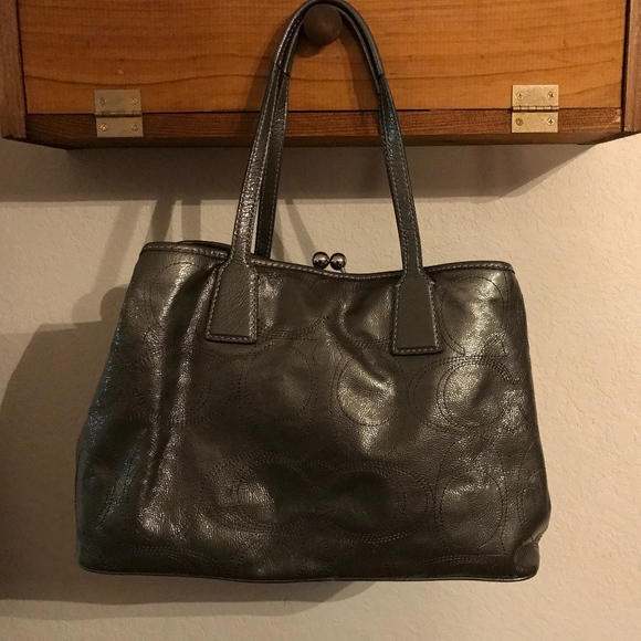 Fall Of 2010 Coach "Gun Metal" Patent Kisslock - Picture 2 of 6